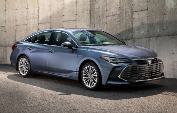 Стильный серебристый автомобиль Toyota Avalon, 2019