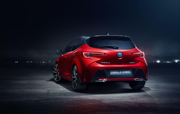 Внедорожник Toyota Corolla Hybrid, 2018 года вид сзади 