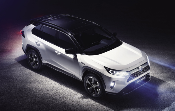 Белый внедорожник Toyota RAV4, 2019