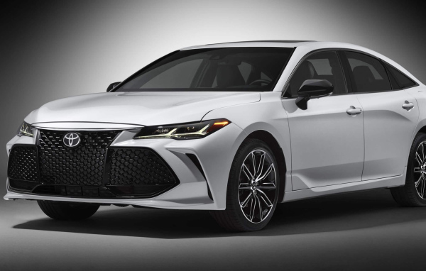 Белый автомобиль Toyota Avalon 2019 на сером фоне
