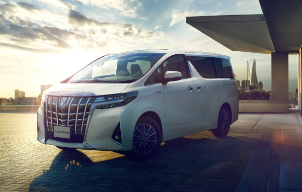 Белый минивэн Toyota Alphard Executive Lounge, 2018 на фоне красивого неба