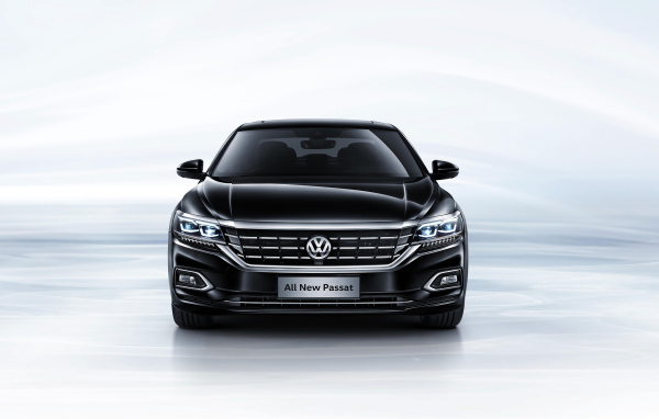 Черный автомобиль Volkswagen Passat 380 TSI вид спереди