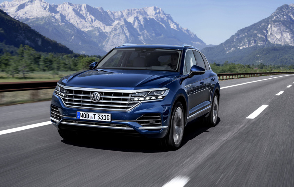 Синий автомобиль Volkswagen Touareg,  2018 на трассе 