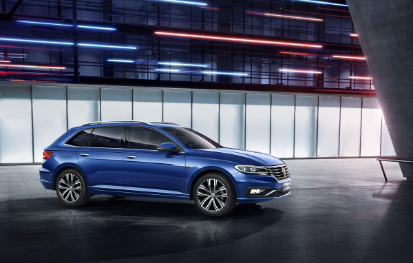 Синий автомобиль Volkswagen Gran Lavida, 2018