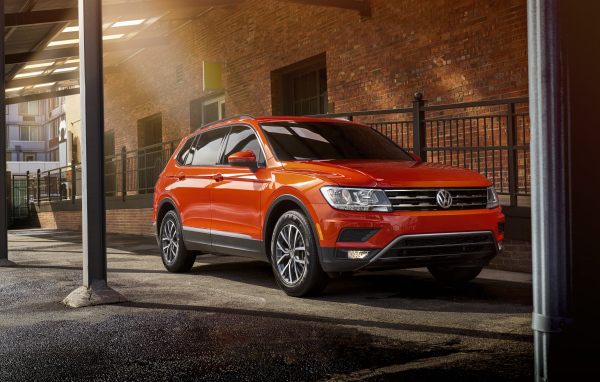 Красный внедорожник Volkswagen Tiguan, 2018 года в городе