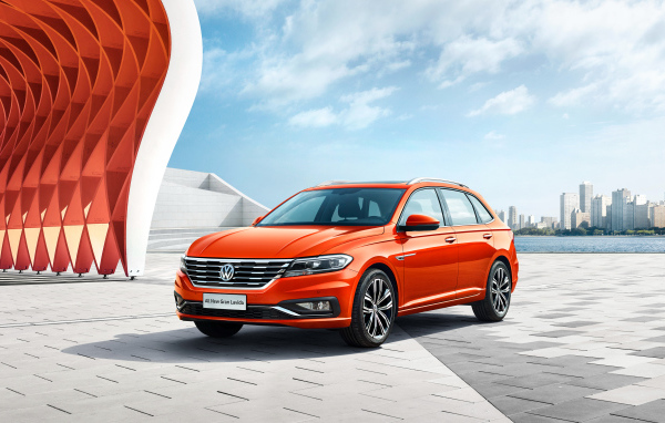 Красный автомобиль Volkswagen Gran Lavida, 2018