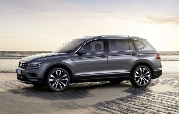 Серебристый Volkswagen Tiguan, 2018 вид сбоку