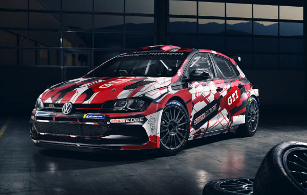Спортивный автомобиль Volkswagen Polo GTI R5 в гараже