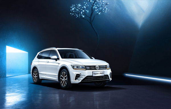 Белый внедорожник Volkswagen Tiguan L PHEV, 2018