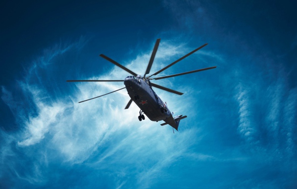 Военный вертолет Mil Mi-26 в голубом небе