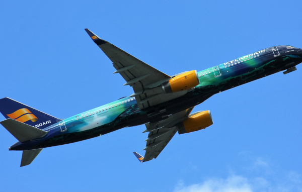 Пассажирский самолет Boeing 757-256 в небе