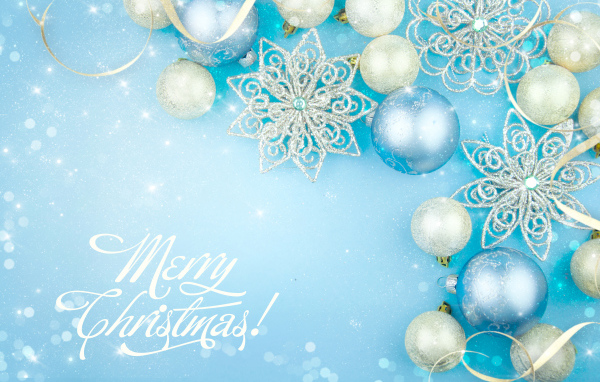 Красивые новогодние украшения на голубом фоне с надписью Счастливого Рождества