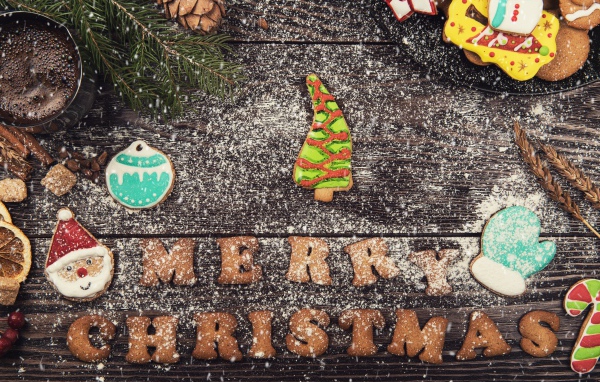 Рождественское печенье на деревянном фоне
