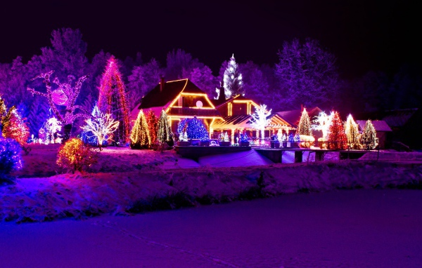 Дом красиво украшен на Рождество 