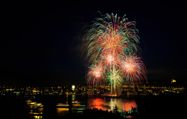 Красивый праздничный фейерверк над городом