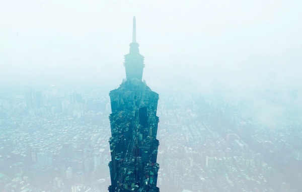 Силуэт небоскреба на фоне города