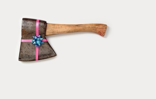 Топор с бантиком на сером фоне