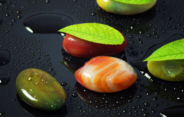 Красивые камни на черной мокрой поверхности