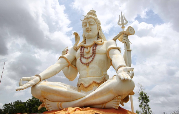 Большая красивая статуя Шивы