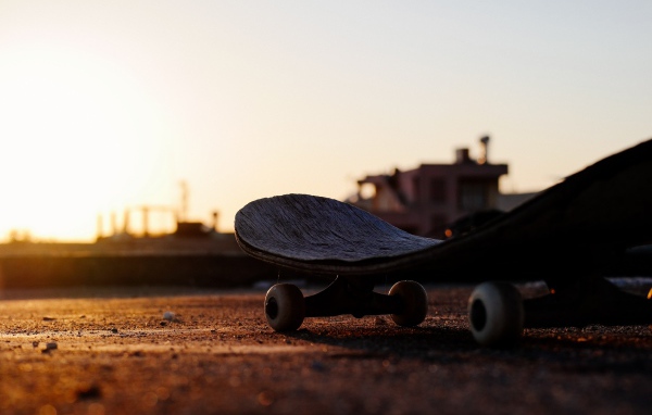 Доска для скейтборда на фоне заката