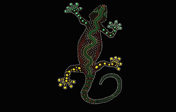 Блестящий геккон на черном фоне