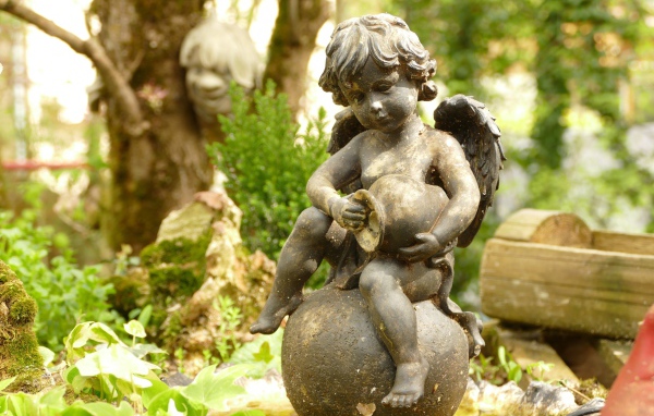 Бронзовая статуя ангела в парке