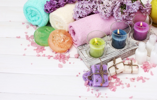 Свечи, мыло и полотенца для SPA процедур с ветками сирени