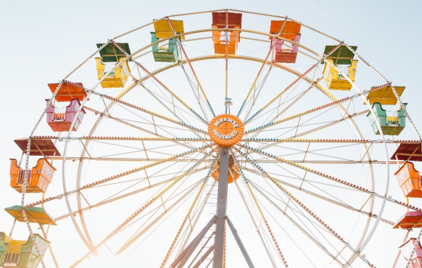 Карусель колесо обозрения на сером фоне