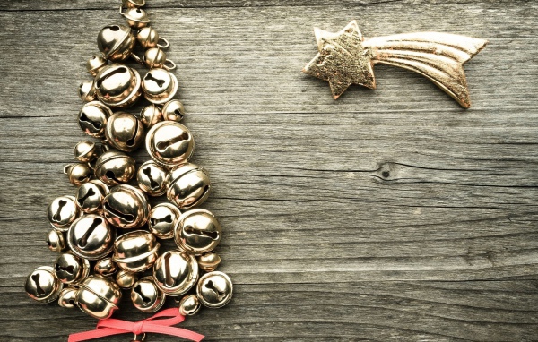 Елка из колокольчиков на деревянном фоне