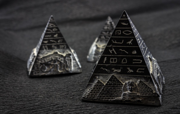 Фигурки пирамиды с символами крупным планом