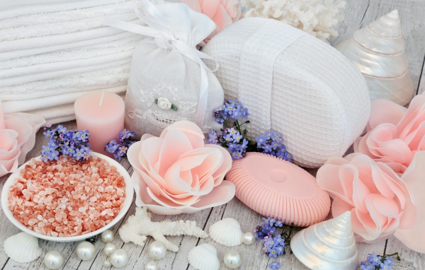 Ароматная соль, мыло, свечи и предметы декора для СПА 