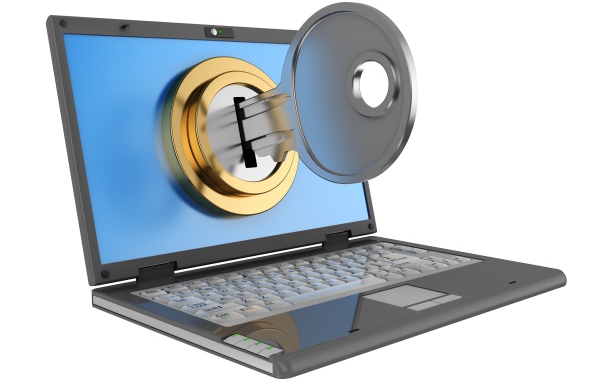 Ключ в замочной скважине на мониторе ноутбука