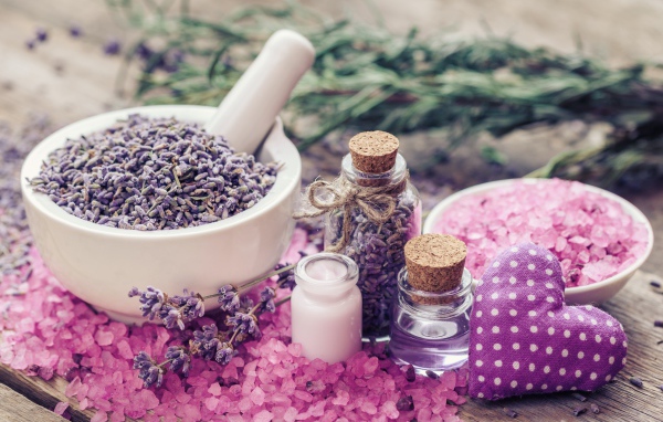 Цветы лаванды в ступке с маслом и солью