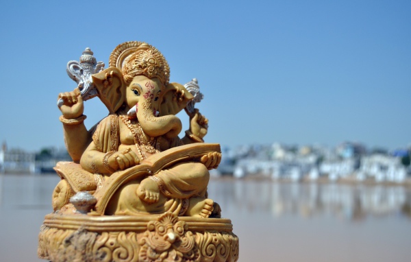Статуя бога слона Ганеша под голубым небом