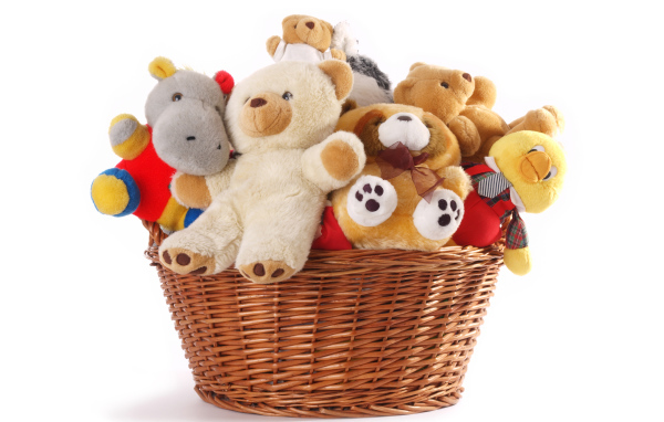 Мягкие игрушки в корзине на белом фоне 