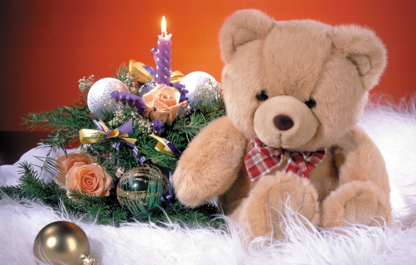 Плюшевый мишка с новогодними украшениями 