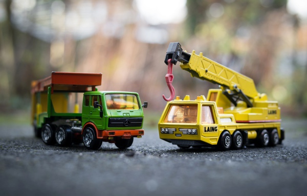 Две старых машинки грузовик и кран