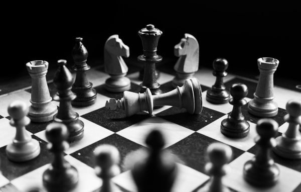 Деревянные шахматные фигуры на доске черно-белое фото