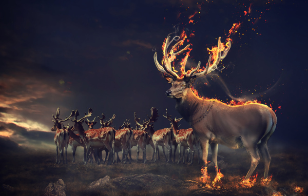 Фантастический олень с огненными рогами и копытами