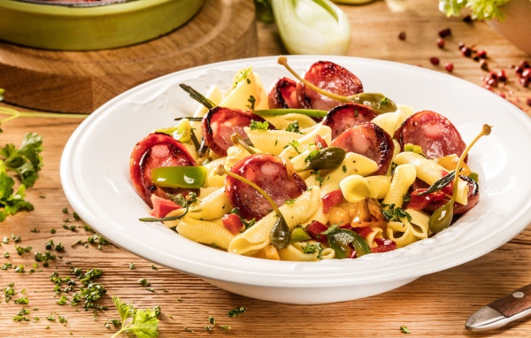 Тарелка макарон с колбасой и зеленью