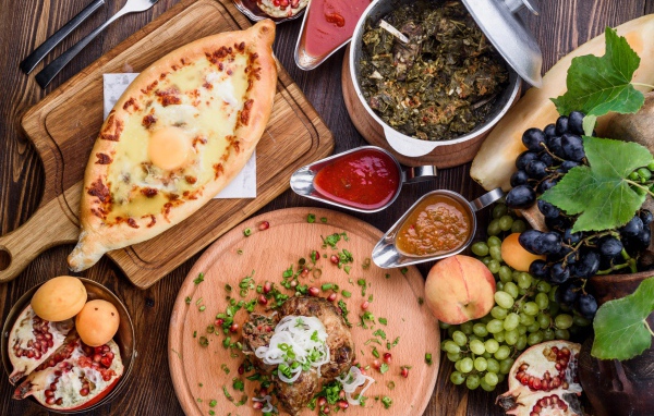 Сытный обеденный стол с вкусными угощениями, натюрморт