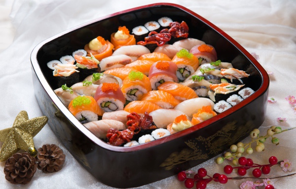 Аппетитные японские суши и роллы на столе