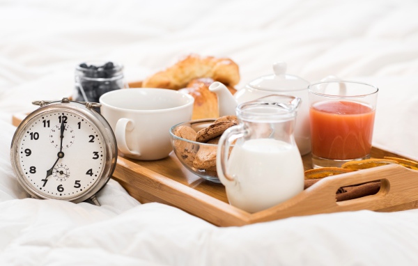 Аппетитный завтрак в постель с будильником