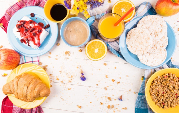 Аппетитный завтрак на столе