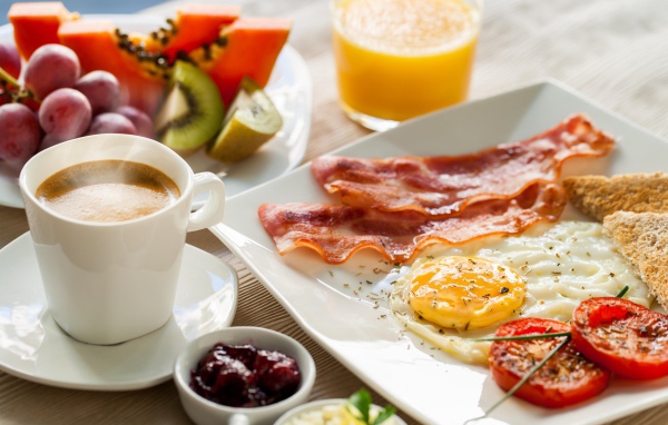 Аппетитный завтрак с кофе на столе