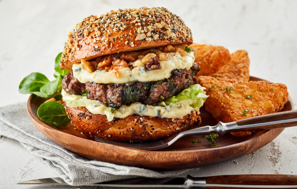 Аппетитный гамбургер на деревянной тарелке