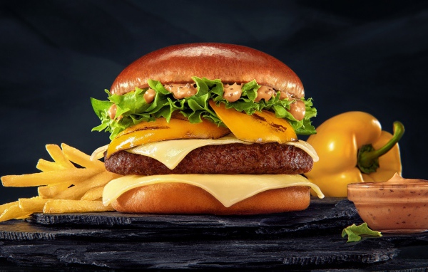 Аппетитный гамбургер с картофелем фри, болгарским перцем и соусом