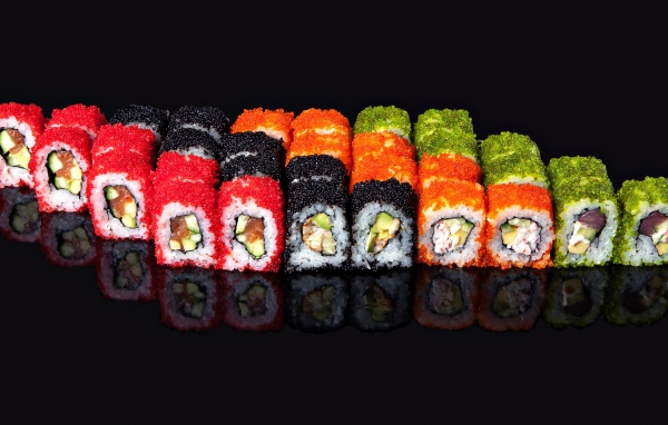 Аппетитный ролл сет на черном фоне