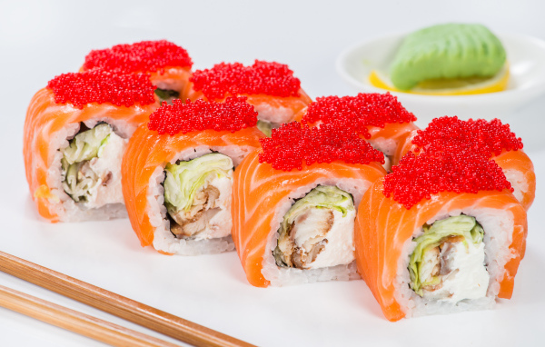 Аппетитные роллы с красной рыбой и красной икрой