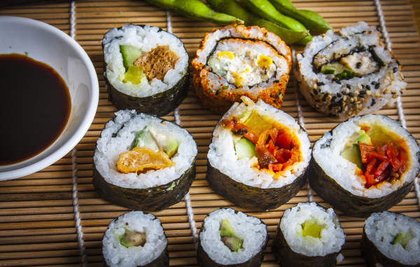 Аппетитные роллы с соевым соусом на бамбуковой салфетке 